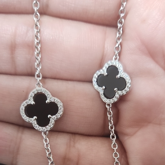 Elegant Silver Clover Necklace - Picture 2 of 3